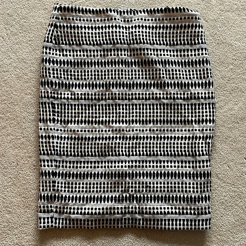 Black and White Women’s Patterned Skirt